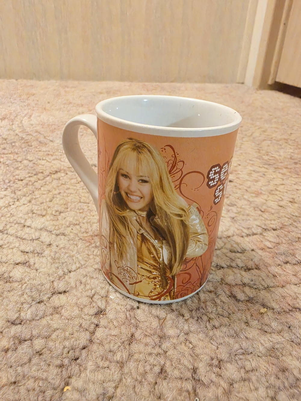 Disney 2008 Secret Star Miley Cyrus is Hannah Montana on porcelain mug 10 oz.